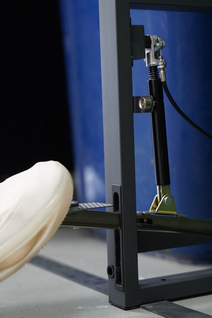 Trivietė šiukšlių konteinerio pastogė su pedalu MIKKO 4 Trivietė šiukšlių konteinerio pastogė su pedalu MIKKO - Image 4